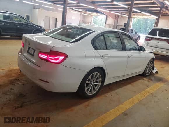2016 BMW 3 Series 320i z VIN WBA8A9C59GK619056, wystawiony jako Copart lot #70267385 z przebiegiem 93 132 mil mil oraz Szkoda całkowita • Salvage title. Historia ofert i sprzedaży dostępna na DreamBid. Obrazek 3.