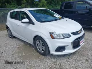 2017 Chevrolet Sonic LT z VIN 1G1JG6SH5H4170809, wystawiony jako IAAI lot #42811788 z przebiegiem 105 961 mil mil oraz . Historia ofert i sprzedaży dostępna na DreamBid. Obrazek 1.