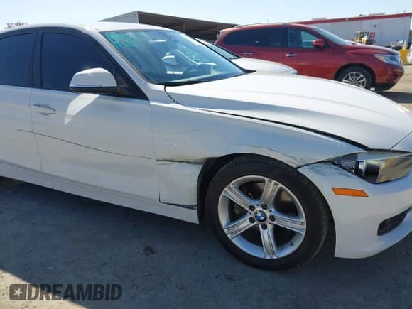 2013 BMW 3 Series 320i z VIN WBA3B1C59DK128930, wystawiony jako IAAI lot #43273640 z przebiegiem 177 775 mil mil oraz . Historia ofert i sprzedaży dostępna na DreamBid. Obrazek 6.