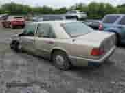 1991 Mercedes-Benz 300 z VIN WDBEB28D1MB384771, wystawiony jako Copart lot #58831195 z przebiegiem 229 641 mil mil oraz Szkoda całkowita • Salvage title. Historia ofert i sprzedaży dostępna na DreamBid. Obrazek 2.