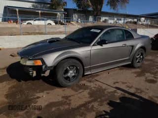 2001 Ford Mustang Standard z VIN 1FAFP404X1F133515, wystawiony jako Copart lot #68205305 z przebiegiem Nie podano mil oraz Szkoda całkowita • Salvage title. Historia ofert i sprzedaży dostępna na DreamBid. Obrazek 1.