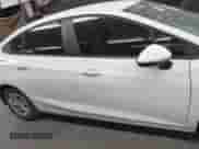 2019 Chevrolet Cruze z VIN 1G1BJ5SM9K7102807, wystawiony jako IAAI lot #42381879 z przebiegiem 124 787 mil mil oraz . Historia ofert i sprzedaży dostępna na DreamBid. Obrazek 14.