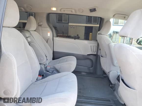 2019 Toyota Sienna LE Auto Access Seat z VIN 5TDKZ3DC3KS983163, wystawiony jako Copart lot #82769425 z przebiegiem 104 950 mil mil oraz Czysty tytuł • Clean title. Historia ofert i sprzedaży dostępna na DreamBid. Obrazek 11.