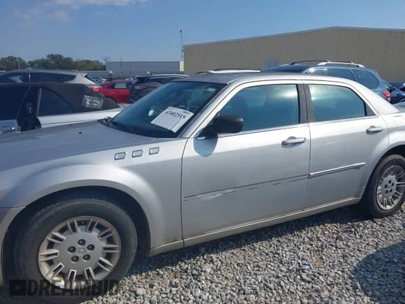 2008 Chrysler 300 LX with VIN 2C3KA43R58H189313, listed as a IAAI auction lot 43402515 with 165,531 mi miles and . Bid and sale history available at DreamBid. Image 2.