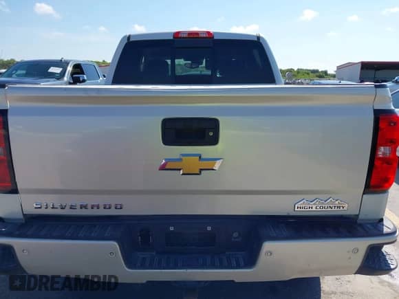 2015 Chevrolet Silverado 1500 High Country z VIN 3GCPCTECXFG468297, wystawiony jako IAAI lot #42959624 z przebiegiem 154 146 mil mil oraz . Historia ofert i sprzedaży dostępna na DreamBid. Obrazek 17.