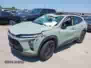 2024 Chevrolet Trax ACTIV z VIN KL77LKE28RC209975, wystawiony jako IAAI lot #40154197 z przebiegiem Nie podano mil oraz . Historia ofert i sprzedaży dostępna na DreamBid. Obrazek 2.