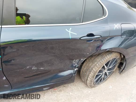 2021 Toyota Camry SE Nightshade z VIN 4T1T11AK9MU430894, wystawiony jako IAAI lot #43127250 z przebiegiem 80 059 mil mil oraz . Historia ofert i sprzedaży dostępna na DreamBid. Obrazek 6.