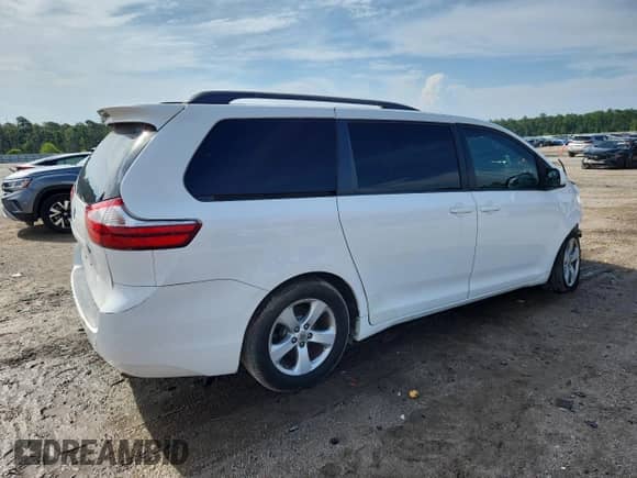 2017 Toyota Sienna LE Auto Access Seat z VIN 5TDKZ3DC4HS858715, wystawiony jako Copart lot #66798095 z przebiegiem 134 643 mil mil oraz Szkoda całkowita • Salvage title. Historia ofert i sprzedaży dostępna na DreamBid. Obrazek 3.