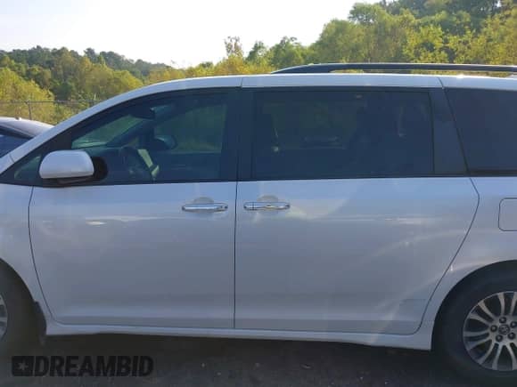 2018 Toyota Sienna XLE with VIN 5TDYZ3DC9JS956753, listed as a IAAI auction lot 43255578 with 136,045 mi miles and . Bid and sale history available at DreamBid. Image 14.