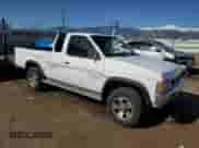 1997 Nissan Frontier XE z VIN 1N6SD16Y2VC300027, wystawiony jako Copart lot #52236665 z przebiegiem 175 501 mil mil oraz Czysty tytuł • Clean title. Historia ofert i sprzedaży dostępna na DreamBid. Obrazek 4.