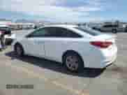 2017 Hyundai Sonata 2.4L z VIN 5NPE24AF6HH487553, wystawiony jako Copart lot #82072085 z przebiegiem 141 504 mil mil oraz Szkoda całkowita • Salvage title. Historia ofert i sprzedaży dostępna na DreamBid. Obrazek 2.