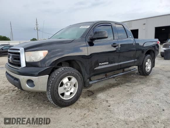 2013 Toyota Tundra z VIN 5TFUM5F1XDX046077, wystawiony jako Copart lot #65893365 z przebiegiem 240 153 mil mil oraz Szkoda całkowita • Salvage title. Historia ofert i sprzedaży dostępna na DreamBid. Obrazek 1.