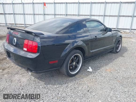 2007 Ford Mustang GT Deluxe z VIN 1ZVHT82H675250977, wystawiony jako IAAI lot #43314696 z przebiegiem 152 490 mil mil oraz . Historia ofert i sprzedaży dostępna na DreamBid. Obrazek 4.
