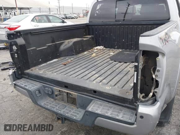 2019 Toyota Tacoma SR5 с VIN 3TMAZ5CN3KM104917, выставлен на аукционе IAAI как лот 43210298 с пробегом 136 976 миль миль и . История ставок и продаж доступна на DreamBid. Изображение 18.
