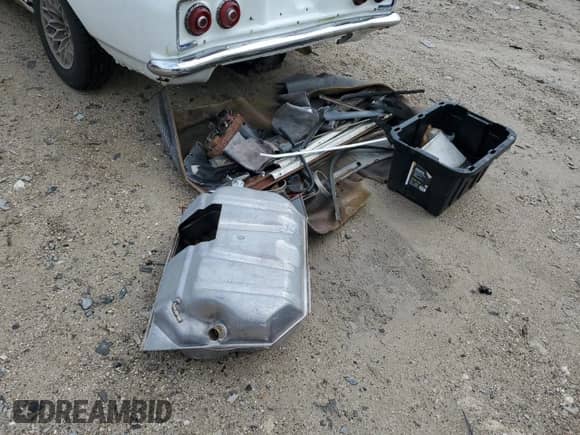 1967 Chevrolet Corvair z VIN 105377W104259, wystawiony jako Copart lot #70085654 z przebiegiem Nie podano mil oraz Czysty tytuł • Clean title. Historia ofert i sprzedaży dostępna na DreamBid. Obrazek 12.