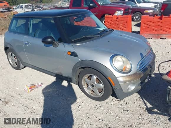 2009 MINI Hardtop z VIN WMWMF33569TU72673, wystawiony jako IAAI lot #43517238 z przebiegiem 181 712 mil mil oraz . Historia ofert i sprzedaży dostępna na DreamBid. Obrazek 1.