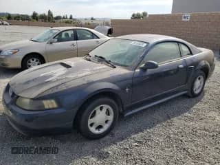 2001 Ford Mustang Standard z VIN 1FAFP40471F172336, wystawiony jako Copart lot #70133525 z przebiegiem 170 461 mil mil oraz Czysty tytuł • Clean title. Historia ofert i sprzedaży dostępna na DreamBid. Obrazek 1.