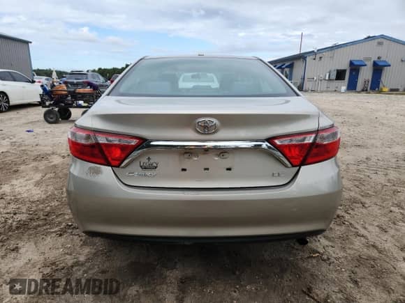 2015 Toyota Camry LE z VIN 4T4BF1FK7FR494057, wystawiony jako Copart lot #86092035 z przebiegiem Nie podano mil oraz Szkoda całkowita • Salvage title. Historia ofert i sprzedaży dostępna na DreamBid. Obrazek 6.