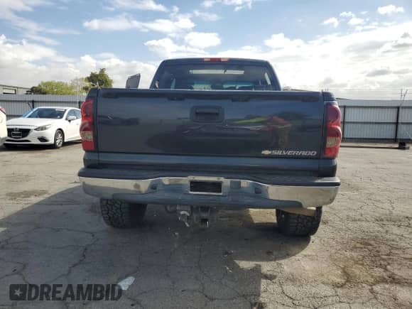 2005 Chevrolet Silverado 1500 LS z VIN 2GCEC13T151338673, wystawiony jako Copart lot #82230905 z przebiegiem Nie podano mil oraz Szkoda całkowita • Salvage title. Historia ofert i sprzedaży dostępna na DreamBid. Obrazek 6.