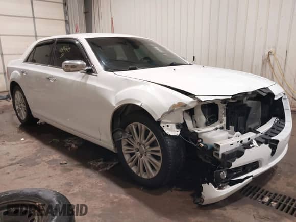 2013 Chrysler 300 C z VIN 2C3CCAKT5DH667072, wystawiony jako IAAI lot #41551843 z przebiegiem 181 649 mil mil oraz . Historia ofert i sprzedaży dostępna na DreamBid. Obrazek 1.