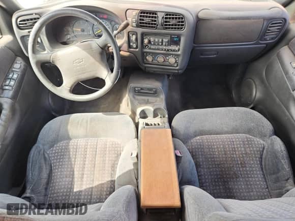 1998 Chevrolet Blazer LS z VIN 1GNDT13WXW2235069, wystawiony jako Copart lot #85642805 z przebiegiem 173 386 mil mil oraz Czysty tytuł • Clean title. Historia ofert i sprzedaży dostępna na DreamBid. Obrazek 8.