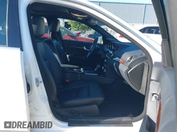 2014 Mercedes-Benz C 250 Sport z VIN WDDGF4HB3EA960558, wystawiony jako IAAI lot #43429271 z przebiegiem 73 297 mil mil oraz . Historia ofert i sprzedaży dostępna na DreamBid. Obrazek 5.