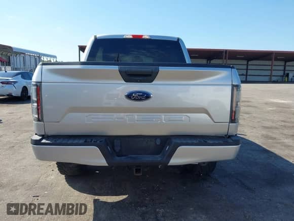 2018 Ford F-150 XL z VIN 1FTEW1E55JFA27725, wystawiony jako IAAI lot #43219314 z przebiegiem 121 282 mil mil oraz . Historia ofert i sprzedaży dostępna na DreamBid. Obrazek 16.