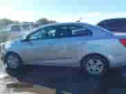 2012 Chevrolet Sonic LT z VIN 1G1JC5SH9C4192620, wystawiony jako IAAI lot #43370308 z przebiegiem 127 069 mil mil oraz . Historia ofert i sprzedaży dostępna na DreamBid. Obrazek 14.