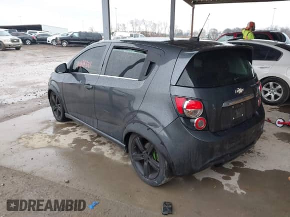 2013 Chevrolet Sonic RS z VIN 1G1JH6SB1D4172981, wystawiony jako IAAI lot #41474321 z przebiegiem 190 309 mil mil oraz . Historia ofert i sprzedaży dostępna na DreamBid. Obrazek 3.