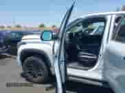 2023 Toyota Tundra Limited Hybrid z VIN 5TFJC5DBXPX037076, wystawiony jako IAAI lot #42324604 z przebiegiem 39 900 mil mil oraz . Historia ofert i sprzedaży dostępna na DreamBid. Obrazek 5.
