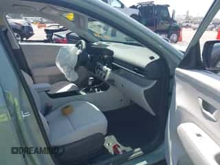 2025 Hyundai Kona SE z VIN KM8HACAB2SU260523, wystawiony jako IAAI lot #43222002 z przebiegiem 2 778 mil mil oraz . Historia ofert i sprzedaży dostępna na DreamBid. Obrazek 5.