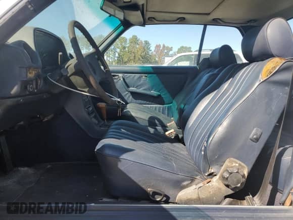 1982 Mercedes-Benz 300 z VIN WDBAB53A9CB001316, wystawiony jako Copart lot #77039934 z przebiegiem 221 891 mil mil oraz Czysty tytuł • Clean title. Historia ofert i sprzedaży dostępna na DreamBid. Obrazek 7.