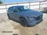 2023 Mazda CX-5 S Carbon Edition z VIN JM3KFBCM9P0211734, wystawiony jako IAAI lot #42439734 z przebiegiem 22 886 mil mil oraz . Historia ofert i sprzedaży dostępna na DreamBid. Obrazek 1.