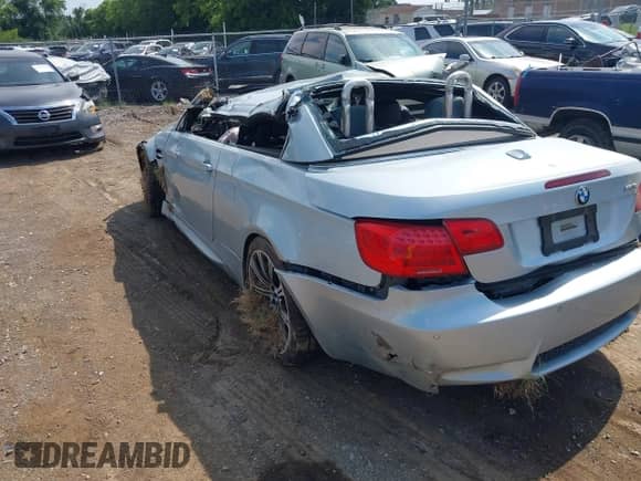 2011 BMW M3 z VIN WBSDX9C51BE399444, wystawiony jako IAAI lot #42712191 z przebiegiem Nie podano mil oraz . Historia ofert i sprzedaży dostępna na DreamBid. Obrazek 3.