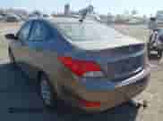 2013 Hyundai Accent GLS z VIN KMHCT4AE2DU317648, wystawiony jako IAAI lot #42934017 z przebiegiem 172 717 mil mil oraz . Historia ofert i sprzedaży dostępna na DreamBid. Obrazek 3.