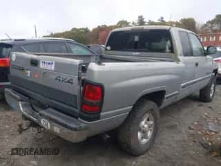 1999 Dodge 1500 z VIN 1B7HF13Y6XJ584918, wystawiony jako IAAI lot #43391240 z przebiegiem 130 238 mil mil oraz . Historia ofert i sprzedaży dostępna na DreamBid. Obrazek 4.