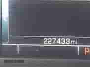 2015 Chevrolet Suburban LT z VIN 1GNSKJKCXFR182558, wystawiony jako IAAI lot #43456883 z przebiegiem 227 433 mil mil oraz . Historia ofert i sprzedaży dostępna na DreamBid. Obrazek 15.