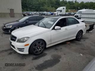 2013 Mercedes-Benz C 300 Sport z VIN WDDGF8AB4DR278726, wystawiony jako Copart lot #70443515 z przebiegiem Nie podano mil oraz Szkoda całkowita • Salvage title. Historia ofert i sprzedaży dostępna na DreamBid. Obrazek 1.