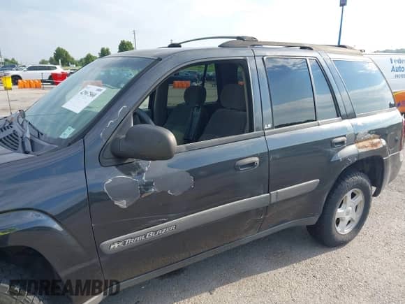 2003 Chevrolet TrailBlazer LTZ z VIN 1GNDT13S732212096, wystawiony jako IAAI lot #42967560 z przebiegiem 188 614 mil mil oraz . Historia ofert i sprzedaży dostępna na DreamBid. Obrazek 12.