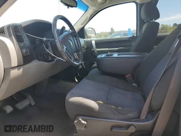 2011 Chevrolet Silverado 1500 LS z VIN 1GCRCREA2BZ443432, wystawiony jako Copart lot #65905145 z przebiegiem 393 760 mil mil oraz Szkoda całkowita • Salvage title. Historia ofert i sprzedaży dostępna na DreamBid. Obrazek 7.