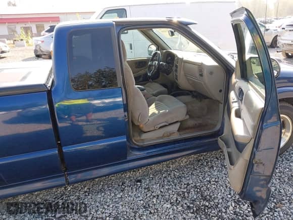 2002 Chevrolet S-10 LS с VIN 1GCCS19W628218548, выставлен на аукционе IAAI как лот 43114558 с пробегом 234 553 миль миль и . История ставок и продаж доступна на DreamBid. Изображение 5.
