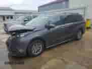 2025 Toyota Sienna XLE z VIN 5TDYRKEC4SS255144, wystawiony jako Copart lot #84011955 z przebiegiem Nie podano mil oraz Czysty tytuł • Clean title. Historia ofert i sprzedaży dostępna na DreamBid. Obrazek 1.