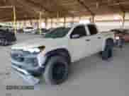 2023 Chevrolet Colorado 4WD Trail Boss z VIN 1GCPTEEK5P1127327, wystawiony jako Copart lot #71821455 z przebiegiem 41 238 mil mil oraz Szkoda całkowita • Salvage title. Historia ofert i sprzedaży dostępna na DreamBid. Obrazek 1.