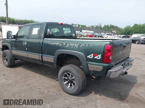 2005 Chevrolet Silverado 2500HD LS z VIN 1GCHK29U35E293076, wystawiony jako IAAI lot #42399461 z przebiegiem 164 153 mil mil oraz . Historia ofert i sprzedaży dostępna na DreamBid. Obrazek 3.