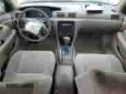 2001 Toyota Camry LE z VIN JT2BG22K910568515, wystawiony jako Copart lot #81886215 z przebiegiem 149 747 mil mil oraz Szkoda całkowita • Salvage title. Historia ofert i sprzedaży dostępna na DreamBid. Obrazek 8.