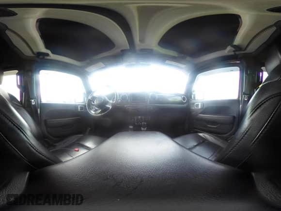 2021 Jeep Wrangler Unlimited Sahara Altitude z VIN 1C4HJXEG5MW519112, wystawiony jako IAAI lot #42086926 z przebiegiem 42 951 mil mil oraz . Historia ofert i sprzedaży dostępna na DreamBid. Obrazek 19.