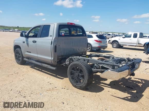 2018 Toyota Tundra SR с VIN 5TFUW5F1XJX752861, выставлен на аукционе IAAI как лот 42443800 с пробегом 72 547 миль миль и . История ставок и продаж доступна на DreamBid. Изображение 3.