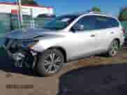 2017 Nissan Pathfinder SV z VIN 5N1DR2MN7HC648692, wystawiony jako IAAI lot #43069482 z przebiegiem 158 396 mil mil oraz . Historia ofert i sprzedaży dostępna na DreamBid. Obrazek 18.