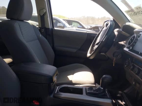 2021 Toyota Tacoma SR5 z VIN 3TYDZ5BN7MT003983, wystawiony jako IAAI lot #42052633 z przebiegiem 60 390 mil mil oraz . Historia ofert i sprzedaży dostępna na DreamBid. Obrazek 5.
