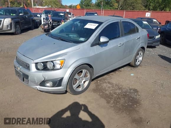 2013 Chevrolet Sonic LTZ z VIN 1G1JE5SB6D4141597, wystawiony jako IAAI lot #43482466 z przebiegiem 124 227 mil mil oraz . Historia ofert i sprzedaży dostępna na DreamBid. Obrazek 2.
